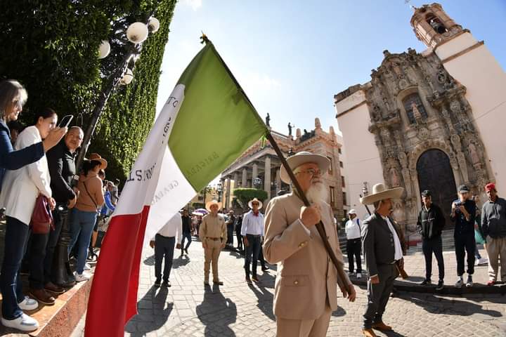 Vive Guanajuato vibrante desfile de la Revolución Mexicana con calles abarrotadas