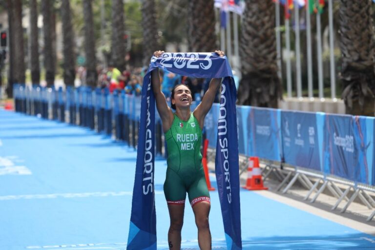 Histórica medalla en triatlón femenil 